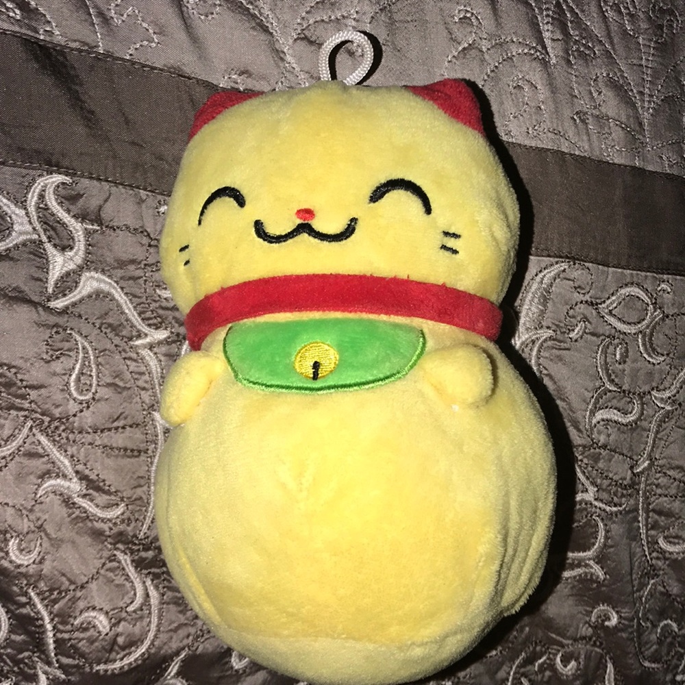 A plushy kitty yellow